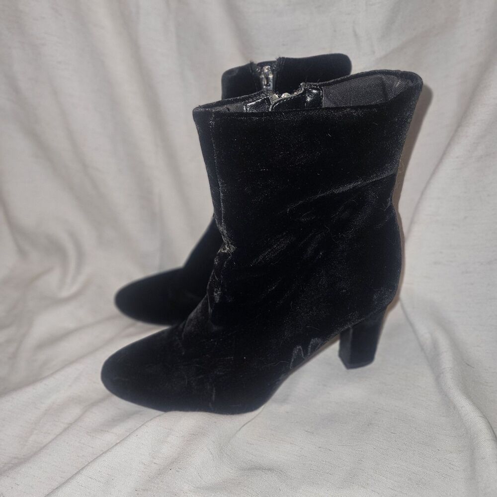 Lauren Ralph Lauren Bridgett Black Velvet Heel Booties Size 8B Boho Witchy Goth - Picture 2 of 9